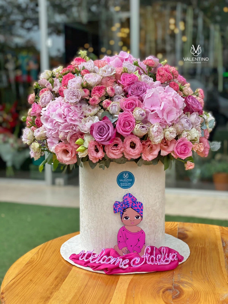 Bouquet of hydrangea & peony-like roses