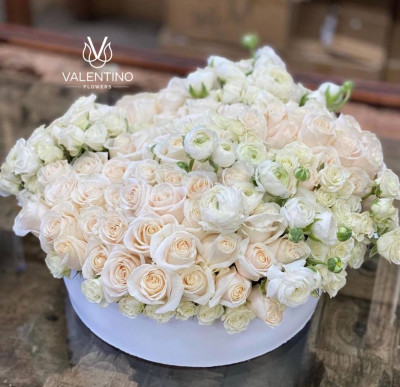 Composition of white roses