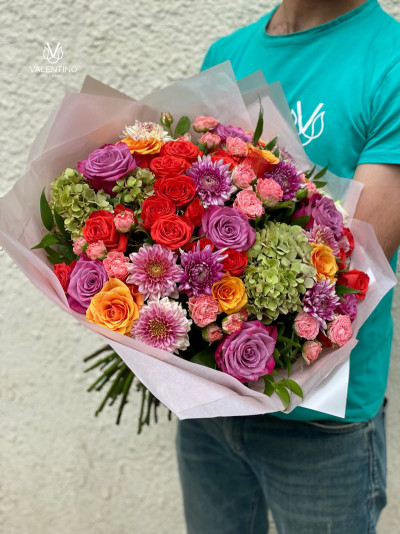 Bouquet of chrysanthemums and roses