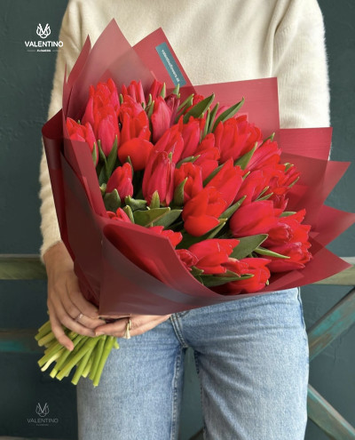 Красный тюльпан  вечная любовь